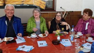 Arno und Slavica Bosk, Erika Zipp und Ilse Fackel-Kretz genießen die Geselligkeit.