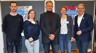 Klimaresilienz war das Thema beim Klimastammtisch im Palais Hirsch: Referent Dr. Raino Winkler (M.) mit dem Sachgebietsleiter Stadtplanung und Klimaschutz, Ramon Eck (v. l.), Klimaschutzmanagerin Maike Berkemeier, Catrin Nähr von der Stabstelle Klimaschutz und Wolfgang Leberecht, Amtsleiter für Klimaschutz, Stadtentwicklung, Wirtschaft und Bauordnung.