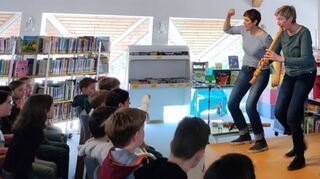 Eine große Bassblockflöte, einige Accessoires und ein Stuhl: Mehr braucht es für Hildrun Wunsch (l.) und Marlis Schlüter nicht, um mit ihren Zuhörern, Gesang und viel Spaß in Astrid Lindgrens Kinderroman „Ronja Räubertochter“ einzutauchen.
