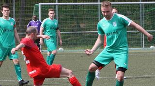 Der Rheinauer Daniel Nistor (l.) fährt dem SGO-Torschützen zum 2:0, Kevin Gabor, in die Parade.