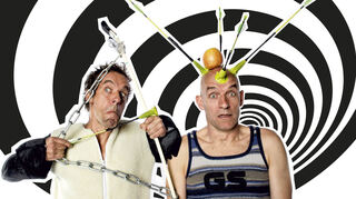 Die die beiden Extremkomiker OROPAX experimentieren, testen, flu-chen und feilen öffentlich an ihrer neuen, noch namenlosen Show.