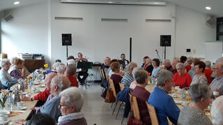 Beim Seniorennachmittag im Bürgerhaus sind die Musiker „Gerold und Gerhardt“ zu Gast und begeistern mit Ohrwürmern.