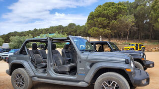 mid Malaga - Die Marke Jeep lädt mit einer breiten Palette von Fahrzeugen dazu ein, das Leben in vollen Zügen zu genießen, die ihren Besitzern ein Gefühl von Sicherheit und Geborgenheit vermitteln, um jede Reise mit Zuversicht zu meistern.
