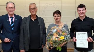 Zunächst verabschiedete (v. l.) Bürgermeister Dr. Ralf Göck den langjährigen CDU-Gemeinderat Wolfgang Reffert, überreichte ihm und dessen Frau Melanie Blumen und Präsente, dann verpflichtete er Nico Reffert als Nachrücker im Amt.