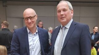 Andreas Emmerich (l.) und Oberbürgermeister Thomas Deuschle nach der Wahl des Neulußheimer Kämmerers zum Bürgermeister in Waghäusel.