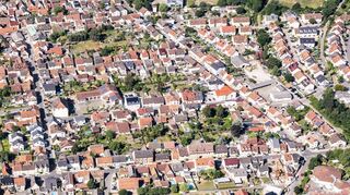 Am unteren Bildrand verläuft die Hockenheimer Straße, darüber parallel die Graf-von Zeppelin-Straße mit Feuerwache und Riegler-Haus am linken Ende. Der Bereich rechts der Bildmitte ist von den Plänen betroffen.