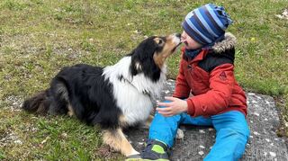 Kuscheln, spielen und schmusen: Noel mit seinem Assistenzhund „Chap“.
