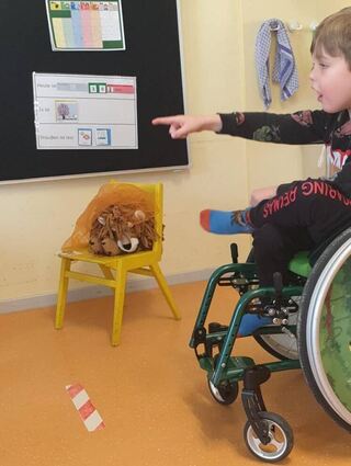 Noel geht gerne in die Schule und blüht dort auf.