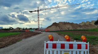 Der Gemeinderat genehmigte neue Straßennamen für das Kultur- und Sportquartier. Für die Stichstraßen Nord und Süd wird der Name „Westende“ fortgesetzt, die Ringstraße zwischen Quartier und um die Hallen wird nach Eugen Pfaff benannt.