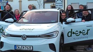 Die Hockenheimer Grünen erkundigen sich bei den Neulußheimer Parteikollegen über E-Carsharing: Alexander Mansel (v. l.), Monika Schroth, Elke Dörflinger, Dr. Markus Hoffmann, Larissa Rotter, Christian Keller und Oliver Grein.