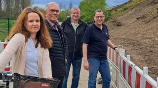 Simone Köhler (v. l.), Friedbert Blaschke, Ralf Ziegler und Klaus Oettinger von den Freien Wählern machen sich ein Bild von den Radwegen an der Salierbrücke.