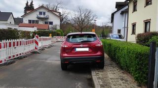 In diesem Bild ist weder die ausreichende Gehwegbreite gegeben noch eine Durchfahrtsmöglichkeit für Rettungsfahrzeuge.