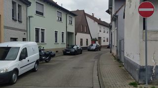Aufgrund der parkenden Autos ist die Gartenstraße nicht besonders breit. Deshalb gilt die Einbahnstraßenregelung hier nun auch für Radfahrer.
