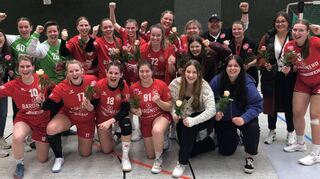 Die Damen 1b der HG Oftersheim/Schwetzingen sind Meister der Handball-Bezirksliga. Lisa Jeckel (hinten v. l.), Lea Lamm, Viktoria Lichtner, Julia Schimmel, Annabel Bosse, Sara Wartenberg, Leonie Laser, Lena von Beeren, Trainer Harald Geissler, Betreuerin Nina Marmol-Carmona, Alicia Feuerstein sowie Michelle Mayer, Lea Zimmermann (mittlere Reihe v. l.) und Jessica Johann sowie Tamara Göliz (vorne v. l.), Nele Rühl, Maike Siegel, Lara Kößler, Franka Summ und Amelie Treiber feiern entsprechend.