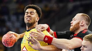 Philipp Ahouansou (links, hier im Trikot der Rhein-Neckar Löwen; momentan in Minden am Ball) steht vor seinem DHB-Debüt.