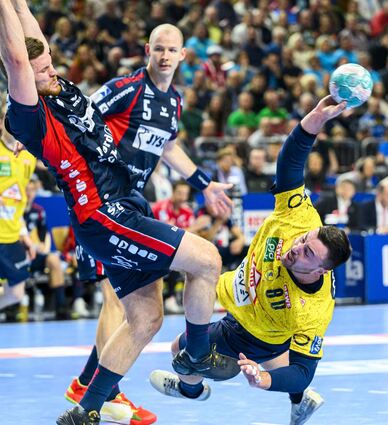 Seit 2018 ein Löwe und auch künftig für die Mannheimer am Ball: Jannik Kohlbacher (rechts).