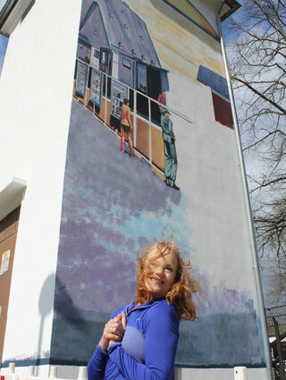 Künstlerin Mirinda Reynolds hofft weiter auf gutes Wetter, damit bis zum 7. Mai sämtliche Wände des alten Trafoturms kunstvoll gestaltet sind.
