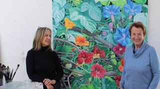 Zwei, die sich gut verstehen: Künstlerin Beate Sellin (r.) und Dr. Babara Gilsdorf.