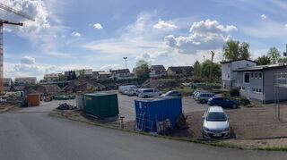 Im Bereich des früheren Park- und Verkehrsübungsplatzes (Mitte) sowie des ehemaligen FVB-Clubhauses (r. hinter den Containern) soll in Zukunft das Gesundheits- und Seniorenzentrum im Wohnquartier am Schrankenbuckel entstehen, das laut Ratsbeschluss von der Firma Triebskorn betrieben werden soll.