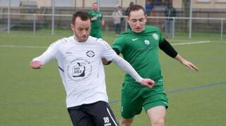 Manuel Tropf (l.) und d die TSG Eintracht Plankstadt (links) können für ein weite-res Jahr in der Kreisliga planen, während sich Friedrichsfeld (hier Riccardo Baatz) mit Hockenheim und Oftersheim um einen letzten freien Platz streitet.