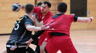 Die Abstiegsrelegation der 3. Handball-Liga ist für die Teilnehmer eine wirklich enge Kiste: Nur ein Verein bleibt in der Liga, die HG Oftersheim/Schwetzingen hat nach zwei Siegen aus zwei Spielen noch alle Chancen. Dymal Kernaja (M.) und Co. haben nun zwei Spiele am verlängerten Wochenende vor sich.