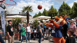 Unter dem Motto „Pure Lebenslust auf Schwetzingerisch“ fand der Spargelsamstag 2022 statt. Auf dem Schlossplatz waren auch die Basketballer der MLP Academics. In diesem Jahr sind sie auch da und Fred Fuchs wird dann wieder Körbe werfen.