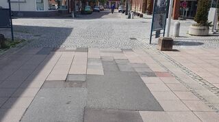 Der Zustand der Fahrbahn in der Rathausstraße ist, wie hier zu sehen, schlecht.