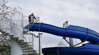 Die 67 Meter lange Wasserrutsche – ein echter Publikumsmagnet – wird gereinigt und bekommt eine neue Beschichtung für flotte Abfahrten.