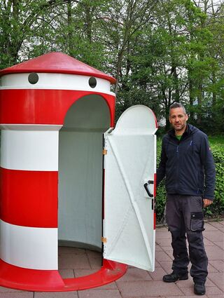 Marc Herbel an einer der neuen Umkleide-kabinen in Leuchtturm-Design.