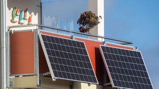Auch wer kein Haus hat, keine PV-Anlage auf dem Dach installieren kann, der kann mit einem Balkonkraftwerk seinen Bei-trag zum Klimaschutz leisten.