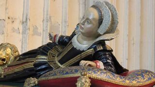 Die Grabmale tragen lebensgroße Figuren, wie hier jenes der jungen Prinzessin Mary, gestorben 1607. Es scheint, als mache sie sich gerade auf, dem Sarg zu entsteigen.