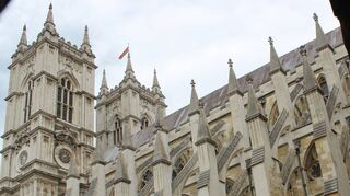 Sie beeindruckt den Betrachter: Westminster Abbey, wie sie sich im Wesentlichen seit 1269 präsentiert. Nur die Türme gehören erst seit 1745 dazu.