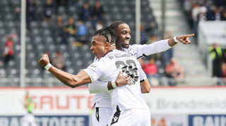 Franck Evina (l.) jubelt mit Joseph Ganda nach dem 2:2 des SV Sandhausen gegen Paderborn über den Punktgewinn. Jetzt kommt Regensburg.
