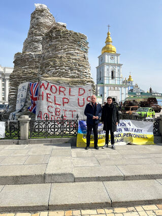 Landtagsvizepräsident Daniel Born und sein Kollege Florian Wahl auf dem Maidan, dem Unabhängigkeitsplatz. Er ist der zentrale Platz von Kiew.