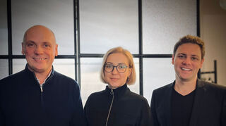 Daniel Born (l.) und Florian Wahl im Gespräch mit der ukrainischen Politikerin Inna Sovsun.