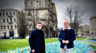 Landtagsvizepräsident Daniel Born (r.) und sein Kollege Florian Wahl auf dem Maidan Platz.