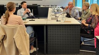 Im Gespräch über die Arbeit des polizeilichen Präventionsbeauftragten: Marlene Diehm (v. l.), Marvin Axtmann, Richard Zwick, Marina Nottbohm und Ingrid Trümbach-Zofka.