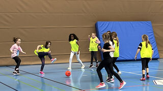 Spaß und Bewegung, aber auch Teamgeist und Koordination trainieren die dritten Klassen beim Kinderfußballtag.