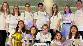 Waren nicht zu bremsen: Tatjana Fischer (hinten v. l.), Maria Borlinghaus, Daniela Da Silva, Cathleen Jahn, Patricia Willnauer, Sophie Borlinghaus, Trainer Frank Stojakowitsch und Carmen Lacher (vorne v. l.), Kim Schweikert, Bianca Cunow, Pauline Jahn und Trainerin Manuela Stojakowitsch steigen in die Regionalliga auf.