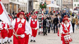 Angeführt vom Fanfarenzug Rot-Weiß Speyer ziehen die Handwerker vom Altpörtel die Maximilianstraße hoch zum Zunftbaum.