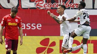 Sandhausens Torschütze Dario Dumic (M.) jubelt mit Sandhausens Merveille Papela (r.) über das Tor zum 2:0.