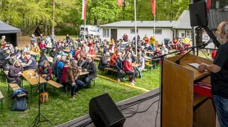 01.05.23 Der DGB-Stadtverband Speyer veranstaltet wieder in der Walderholung Speyer sein Maifest (Familienfest, Maikundgebung), das dieses Jahr unter dem Motto "Ungebrochen solidarisch" steht und bereits zum Beginn der der Veranstaltung, der traditionell mit Besuchen von Politikern und Politikerreden einhergeht, mit ca. 200 Besuchern gut besucht ist. Der Ortsvorsitzende Axel Elfert begrüsst die Gäste bereits zum 33. mal, überlegt Ende des Jahres nicht mehr erneut zur Wahl anzutreten, immerhin ist er Bj. 1952, und spricht in seiner Rede zahlreiche Missstände in der Welt, wie den Überfall Russlands auf die Ukraine, Arbeitslosenzahlen, mangelnden Umweltschutz, aber auch in der Stadt, wie zu hohe Mieten, an