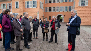 Dr. Rüdiger Thomsen-Fürst (r.) gestaltet einen interessanten Rundgang über die Geschichte der Hofmusik in Schwetzingen.