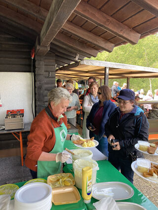 Gebackenes Zanderfilet mit Kartoffelsalat gibt es in aller Ruhe bei der Fischerhütte des Angelsportvereins Rohrhof am Weidweg.