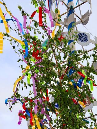 Maibaum und der Zunftbaum begrüßen den Wonnemonat.