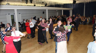 Begeistert feiern die Gäste in der Walpurgisnacht eine rauschende Ballnacht auf dem Parkett der Festhalle.