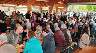 Sehr gut besucht war das Waldfest auch tagsüber. Die Besucher nutzen das Angebot der Ringer-Küche, kommen in Scharen zur Mit-tagszeit vorbei, um sich mit leckeren Gerichten zu stärken. Die heimische Küche konnte so getrost einen Tag Pause einlegen.