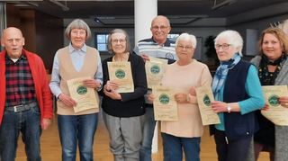Vorsitzender Norbert Dörner (v. l.), Elke Rentsch, Claudia Trenz, Fritz Meyer, Irene Meyer, Helga Denk und Claudia Dörner bei den Ehrungen des Vereins der Zierfisch-freunde.