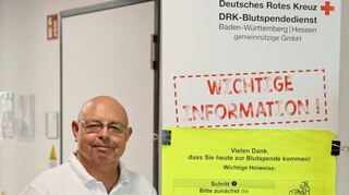 Der Oftersheimer DRK-Vorsitzende Hans Dilger vor einer Infowand zur Blutspende. Mit dem Ergebnis der jüngsten Aktion ist er sehr zufrieden.