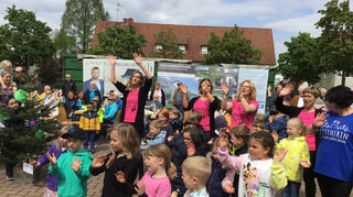 Mit Gesang und Tanz unterhält das Team des evangelischen Kindergartens im Podey-Haus die Gäste bei der Eröffnung des Zunftbaumfestes auf dem Messplatz.